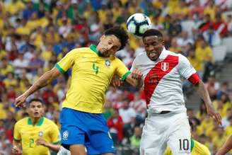Marquinhos e Farfan disputam bola aérea na goleada da Seleção Brasileira sobre o Peru pela Copa América