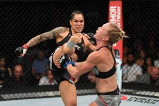 Chute alto em Holm consolidou Amanda como a maior de todos os tempos no MMA (Foto: Getty Images/UFC)