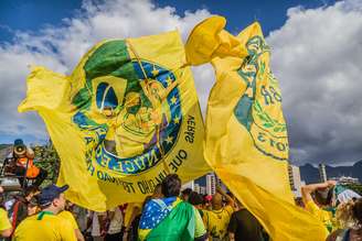 Torcedores chegam ao Estádio do Maracanã para a final da Copa América 2019 entre Brasil e Peru, na zona norte do Rio de Janeiro