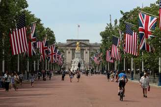 Bandeiars dos EUA e do Reino Unido em frente ao Palácio de Buckingham por ocasião de visita de presidente Donald Trump a Londres
02/06/2019
REUTERS/Simon Dawson