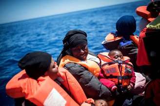 Migrantes resgatados pela ONG alemã Sea Watch no Mediterrâneo
