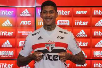 Raniel, jogador do São Paulo FC, em sua apresentação oficial no CCT da Barra Funda, em São Paulo. O atacante, de 23 anos, que estava no Cruzeiro, assinou contrato por cinco temporadas com o Tricolor do Morumbi