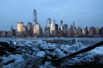 Blocos de gelo flutuam no rio Hudson, com Nova York ao fundo
01/02/2019
REUTERS/Andrew Kelly