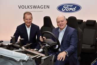 Presidente da Volkswagen, Herbert Diess, e o presidente da Ford, Jim Hackett, durante anúncio de parceria na Argo, em Nova York. 12/7/2019. Sam VarnHagen/Handout via REUTERS      