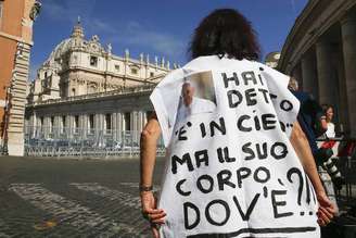 Mulher protesta no Vaticano para cobrar respostas sobre o desaparecimento de Emanuela Orlandi