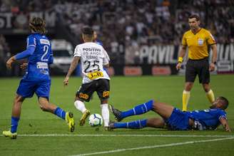 Clayson, do Corinthians, conduz bola no jogo contra o CSA