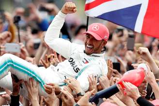 O piloto da Mercedes Lewis Hamilton celebra após vitória no GP da Inglaterra
14/07/2019
REUTERS/Matthew Childs 