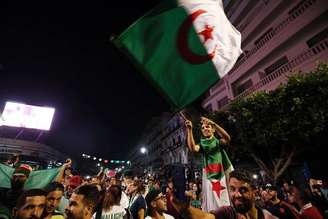 França prende 282 em Festa da Bastilha e vitória da Argélia