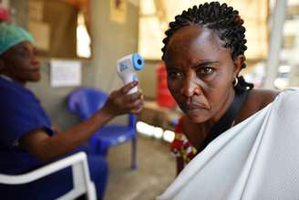 Funcionária de saúde checa temperatura de mulher durante triagem para entrar em hospital em Goma, na República Democrática do Congo
15/072019 REUTERS/Olivia Acland 