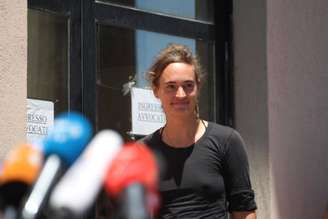 Carola Rackete aparece após prestar depoimento em Agrigento