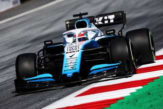 Williams continua com motor Mercedes
