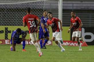 Comemoração do gol de Leo Cittadini, do Athletico Paranaense, em partida contra o CSA, válida pela 11ª rodada do Campeonato Brasileiro 2019, no Estádio Rei Pelé, em Maceió