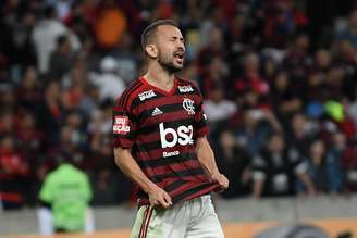 Éverton Ribeiro, do Flamengo, lamenta pênalti perdido em partida contra o Athletico Paranaense, válida pelas quartas de final da Copa do Brasil 2019, no Estádio Maracanã, na zona norte do Rio de Janeiro