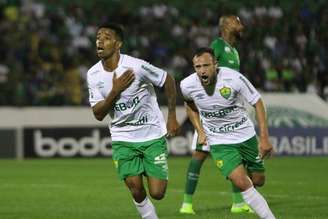 Cuiabá conseguiu vitória por 1 a 0 fora de casa contra o Guarani e se afasta da zona de rebaixamento para a Série C do Campeonato Brasileiro
