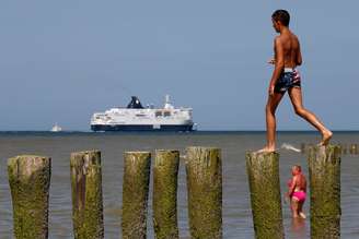 Pessoas se refrescam no mar em dia de forte calor em Sangatte, na França
24/07/2019
REUTERS/Pascal Rossignol
