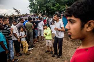 Migrantes em acampamento na fronteira entre Sérvia e Hungria, em julho de 2016