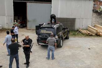 Duas viaturas clonadas identificadas como da Polícia Federal que foram utilizadas por quadrilha no roubo do ouro em Cumbica