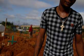 Familiar de um dos mortos comparece a enterro de vítimas de massacre em presídio de Altamira, no Pará
31/07/2019
REUTERS/Bruno Kelly
