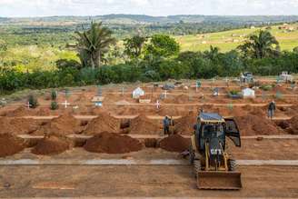 Escavadeira cava covas no Cemitério São Sebastião, em Altamira, no sudoeste do Pará, nesta quarta-feira, 31, destinadas às vítimas do massacre do Centro de Recuperação Regional de Altamira