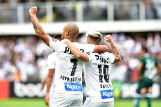 O jogador Carlos Sanchez do Santos, durante comemoração do gol em partida contra a equipe do Goiás, em jogo válido pela 13ª rodada do Campeonato Brasileiro de 2019, realizada no Estádio de Vila Belmiro, em Santos, litoral de São Paulo