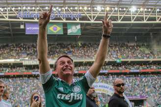 O presidente Jair Bolsonaro, jogadores e integrantes da comissão técnica do Palmeiras comemoram título durante a partida entre Palmeiras e Vitória, válida pelo Campeonato Brasileiro 2018, no Allianz Parque em São Paulo