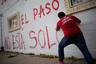 Homem participa de protesto em El Paso após massacre a tiros
04/08/2019
REUTERS/Jose Luis Gonzalez