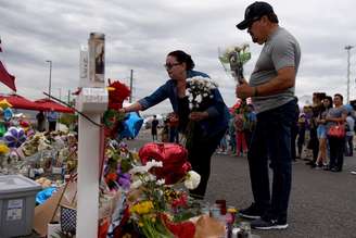 Pessoas prestam homenagens após ataque em El Paso, no Texas, Estados Unidos