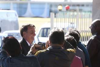 Bolsonaro cumprimenta apoiadores ao sair do Palácio da Alvorada