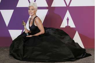 Lady Gaga com Oscar de melhor música original por 'Shallow'