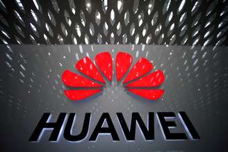Logotipo da Huawei é visto no aeroporto internacional de Shenzhen, China.  22/7/2019. REUTERS/Aly Song/File Photo 