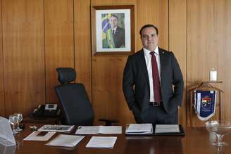 O ministro da Secretaria-Geral da Presidência, Jorge Oliveira, em seu gabinete
