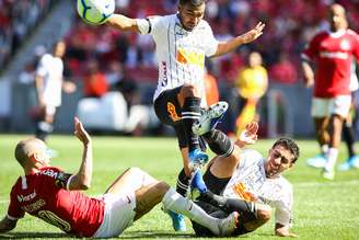 D´Alessandro, do Internacional, disputa lance com Danilo Avelar e Gabriel, do Corinthians, em partida válida pela 14ª rodada do Campeonato Brasileiro 2019, realizada no Estádio Beira-Rio, em Porto Alegre (RS), neste domingo (11)