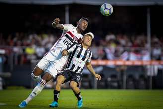 Arboleda e Soteldo durante jogo entre São Paulo x Santos, partida valida pelo campeonato Brasileiro 2019, no estadio do Morumbi