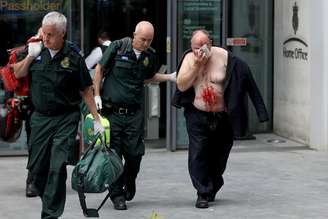 Homem ferido é ajudado por médico do lado de fora do Ministério do Interior do Reino Unido, em Londres
15/08/2019 REUTERS/Simon Dawson