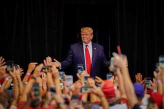 Presidente dos EUA, Donald Trump. acena a simpatizantes durante comício em Cincinnati
01/08/2019 REUTERS/Bryan Woolston