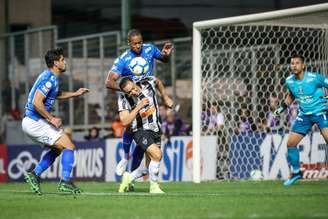 Além dos objetos jogados no campo pela torcida atleticana, os atacantes David e Alerrandro, que foram expulsos, serão julgados pelo STJD- (Foto: Bruno Cantini / Atletico)