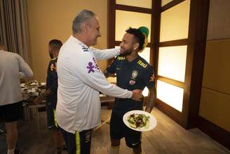 Tite e Neymar conversam após atacante se apresentar.
