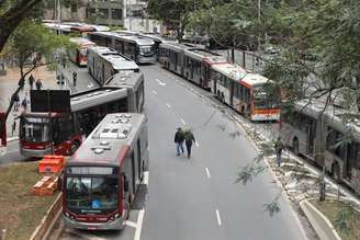 Prefeito de São Paulo aponta greve de ônibus como locaute; entenda