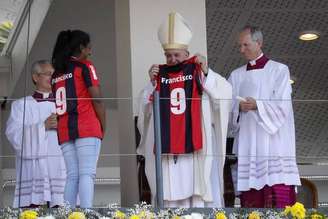 Papa Francisco ganhou camisa do San Lorenzo após missa em Maurício