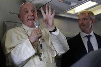 Papa Francisco conversa com jornalistas em voo entre Antananarivo e Roma