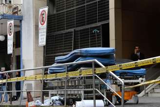 Movimentação de agentes da Polícia Civil e do Corpo de Bombeiros durante perícia no Hospital Badim, no bairro do Maracanã, zona norte do Rio de Janeiro