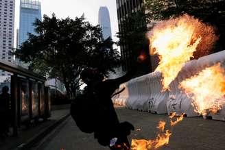 Manifestante usa coquetel molotov em Hong Kong