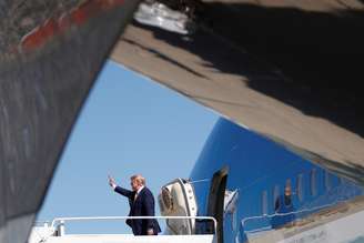 Trump desce de avião previdencial 17/9/2019  REUTERS/Tom Brenner