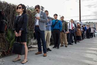 Desempregados em fila de feira de trabalho em Los Angeles, na Califórnia, EUA
08/03/2018
REUTERS/Monica Almeida