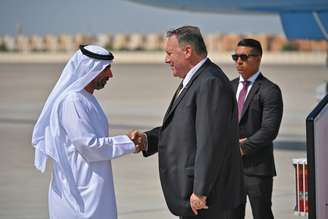 Secretário de Estado dos EUA, Mike Pompeo, é recebido por autoridade não identificada dos Emirados Árabes Unidos em aeroporto de Abu Dhabi
19/09/2019
Mandel Ngan/Pool via REUTERS