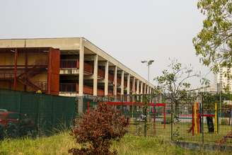 Fachada da Escola Municipal de Ensino Fundamental (Emef) Doutor Paulo Gomes Cardim, do Centro Educacional Unificado (CEU) Aricanduva, na zona leste da capital paulista, onde um aluno esfaqueou um professor nesta quinta-feira, 19