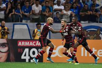 Jogadores do Flamengo comemoram gol de Arrascaeta contra o Cruzeiro