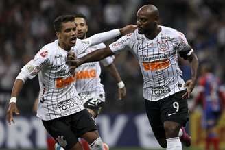 Comemoração do primeiro gol do Corinthians, marcado por Vagner Love, durante o jogo entre Corinthians e Bahia realizado na Arena Corinthians