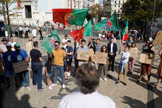 Apoioadores do partido de extrema-direira PNR durante comício na Praça Camões, em Lisboa
14/09/2019
REUTERS/Rafael Marchante