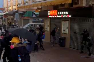 Policial atira com arma de fogo em manifestante durante protesto em Hong Kong, em imagem congelada de vídeo disponível em rede social
01/10/2019
Editorial Board, CityU SU/via REUTERS